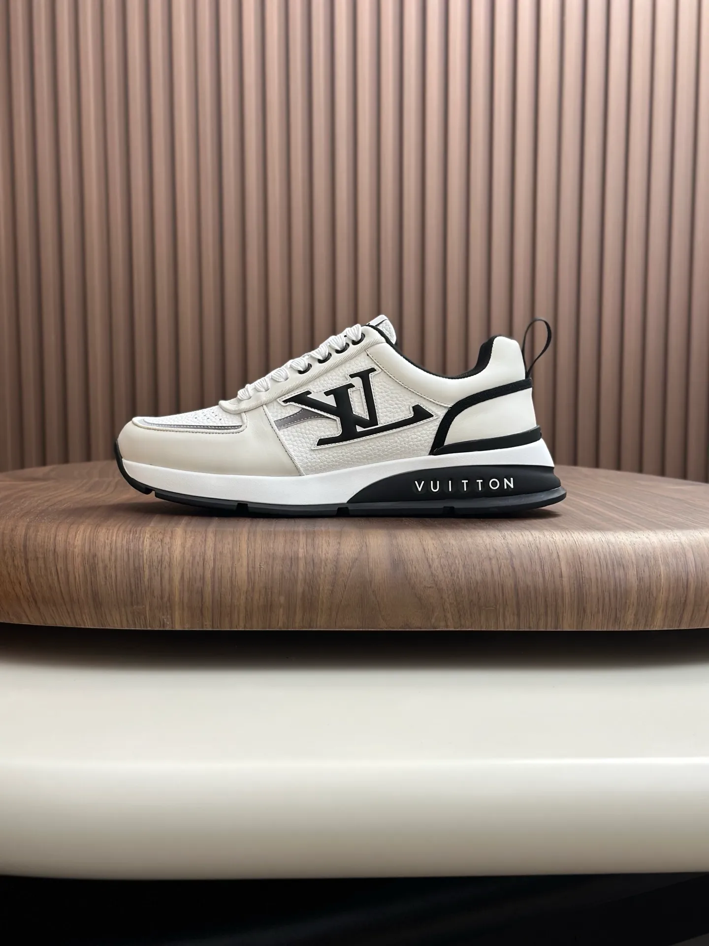 Men's shoes💰820 Lv 🔍Top purchasing agent🇮🇹 Louis Vuitton, the sports sneaker counter is synchronized, the uppers are imported from Italy, high-quality splicing colorful and complex crafts, the imported mesh padding is soft and comfortable, soles: original soles specially provided by the original factory, T men's men's shoes 💰U exclusive movable molded soles are super comfortable, original factory and single goods, 🔍🔍high quality, you can enter and leave the counter at will, welcome to compare, code number 38-44 (customized 45)